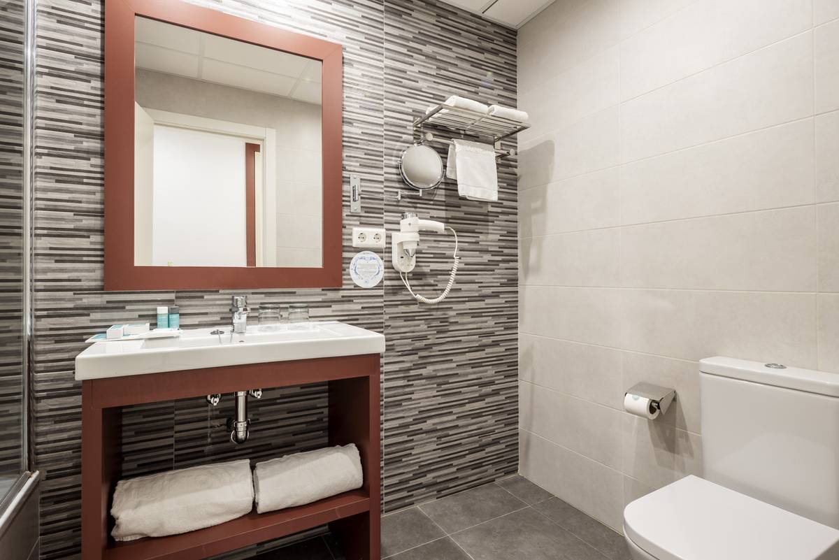 Bathroom ILUNION Hacienda de Mijas Hotel